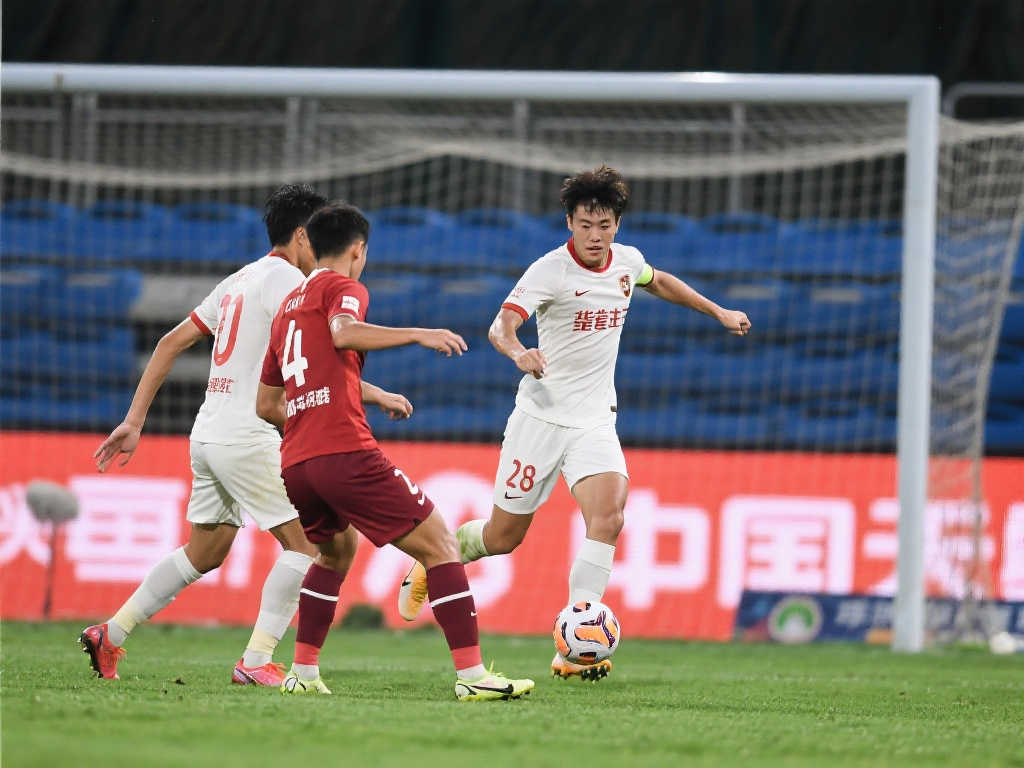 王钰栋巧妙破门：精准低射令门将措手不及